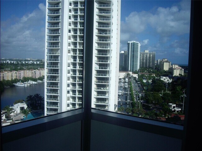 Foto del edificio - 19400 Turnberry Way
