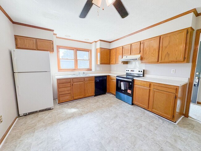 Foto del edificio - 3 Bedroom 2 Bathroom- New Carpet and Paint...