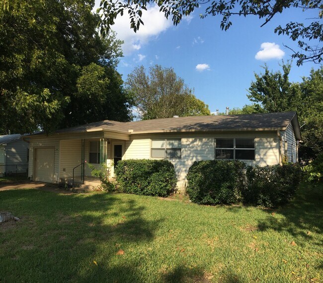 Foto del edificio - 2 WEEKS FREE RENT + $1,295 - Country living in the heart of Copperas Cove!