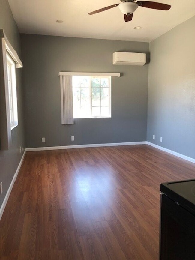 Building Photo - 1 Bedroom/2 Bath Guest House with Garage -...
