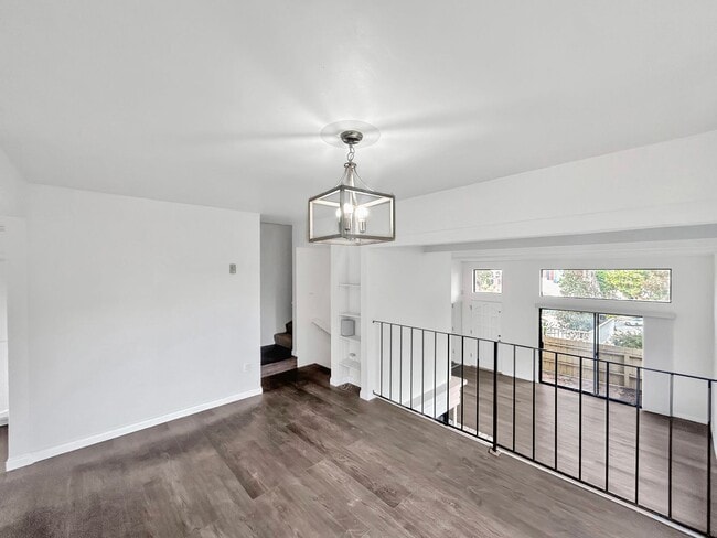 Building Photo - Beautiful 3BD/3BA W/ Attached Garage and I...