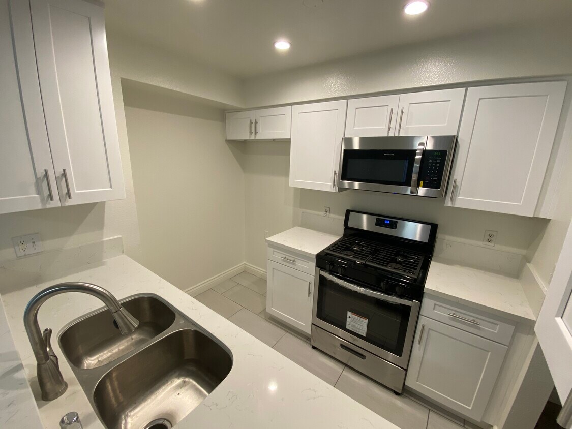 Foto principal - 10911 Rochester Ave