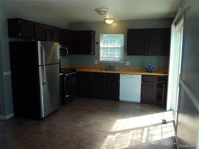 Building Photo - 37085 Brynford Dr