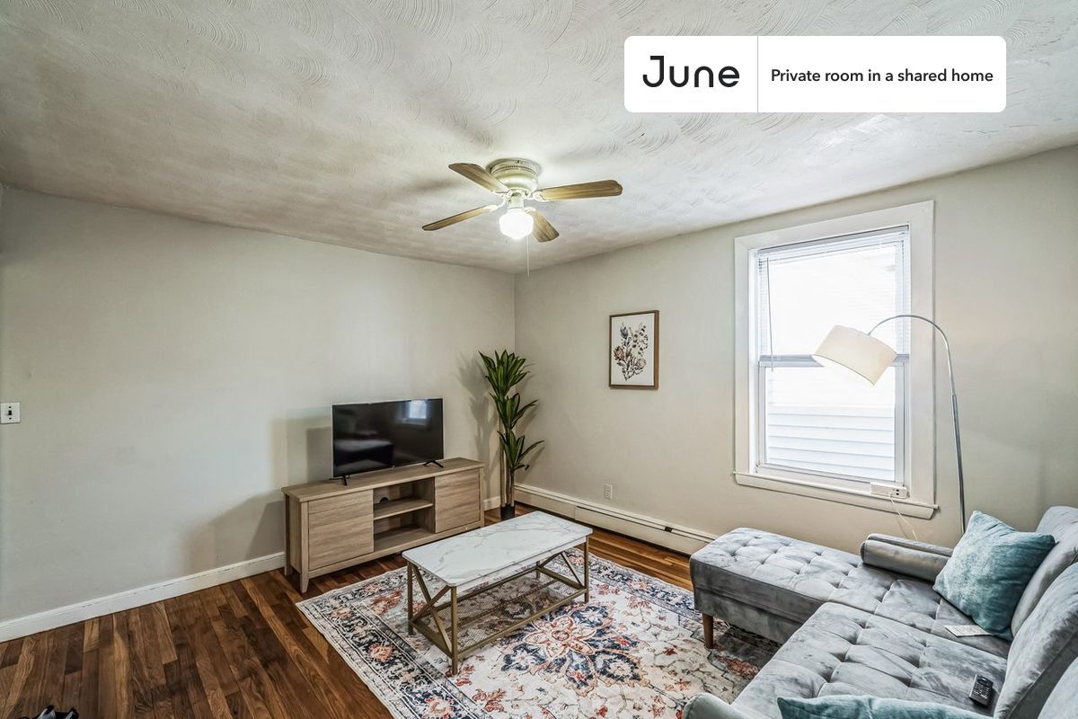 Room in Shared 4 bed/2 bath home - Room in Shared 4 bed/2 bath home