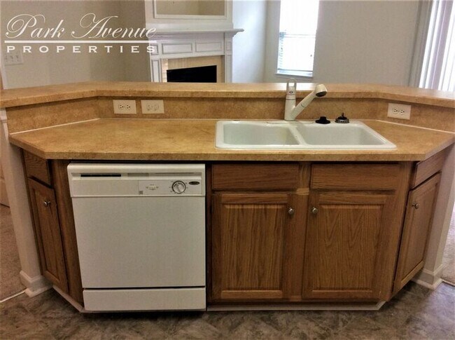 Foto del edificio - 8641 Wandering Creek Way