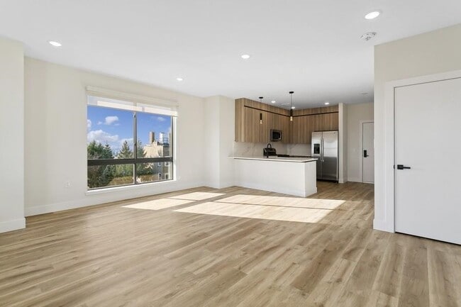 Building Photo - 582 66th St