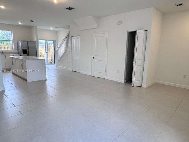 Building Photo - 1182 Palm Dr