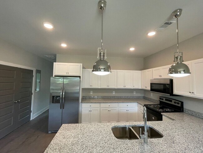 Foto del edificio - NEWLY CONSTRUCTED HOME PRE-LEASING FOR AUG...