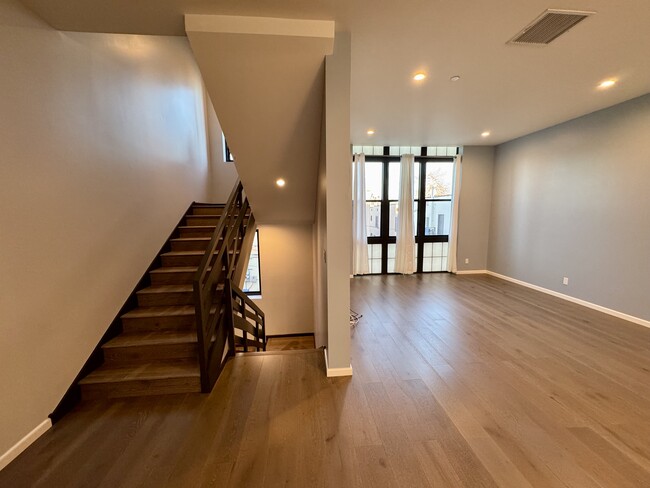 Foto del edificio - 1825 1/2 Alsace Ave