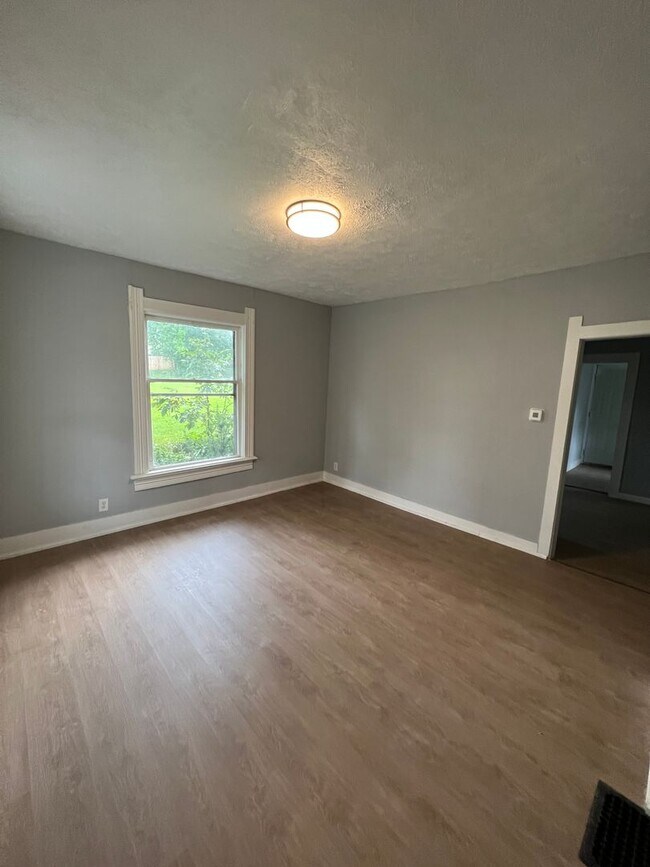 115 W Blanche St Unit Apt A (downstairs), Mansfield, OH 44903 Room