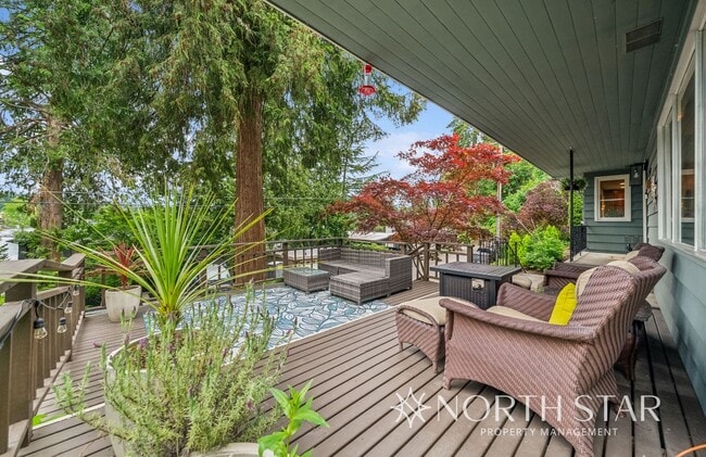 Building Photo - Stylish Mid-Century Modern with Stunning L...