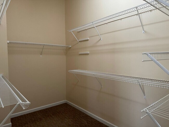 Building Photo - 3 Bedroom Townhome in Wakefield