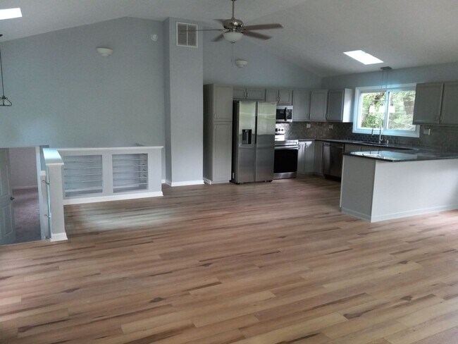 Building Photo - Three Bedroom on the River