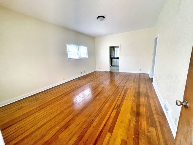 Building Photo - 602 E 2nd- 2 Bedroom house