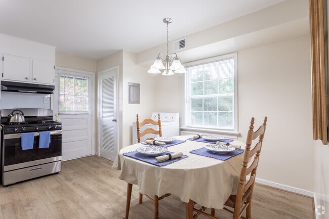 2BR, 1.5 BA 1,024sqft - Meadowbrook Apartments