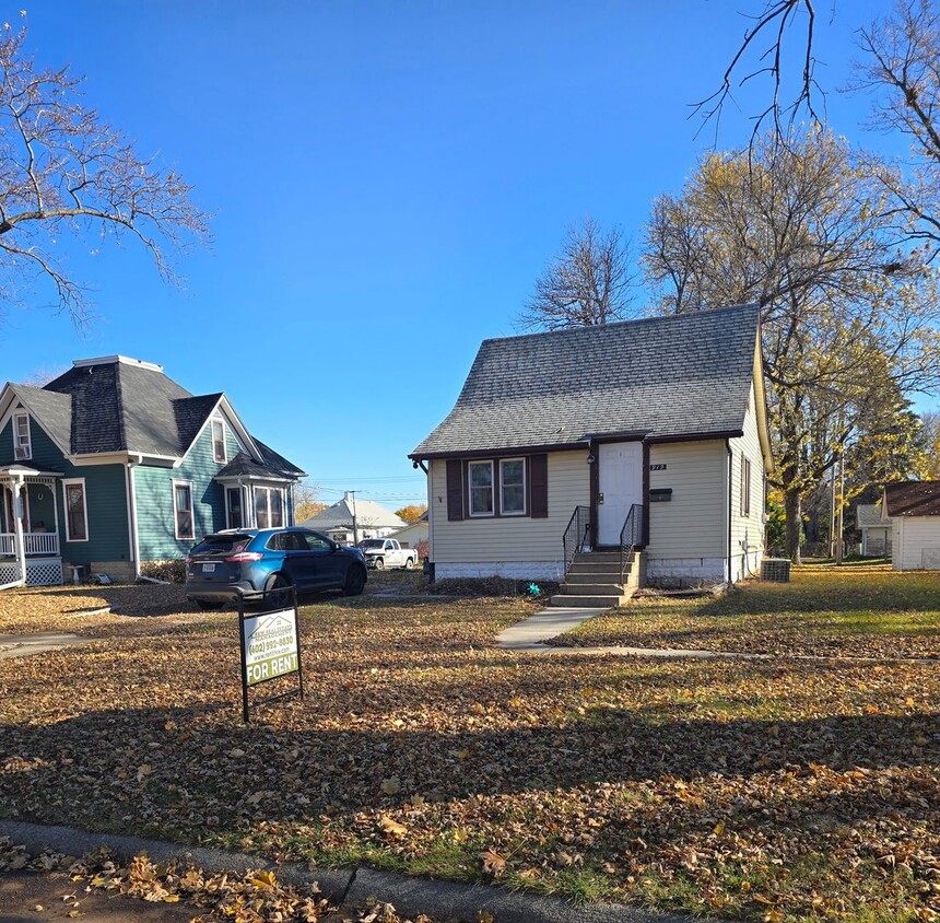 Primary Photo - 3 Bedroom, 1 Bathroom House