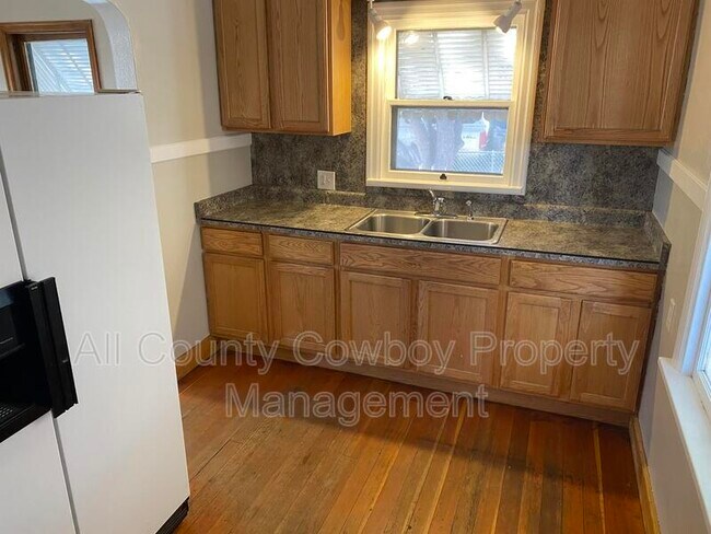 Building Photo - 770 N 5th St