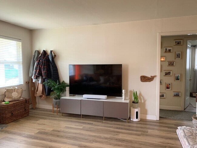 Foto del edificio - Charming 2Bd/1Ba Pleasure Point Cottage – Steps from the Ocean
