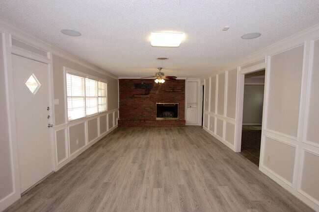 Foto del edificio - Completely Updated 3/2/2 House Convenient ...