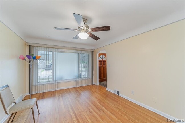 Building Photo - 305 E Granet Ave