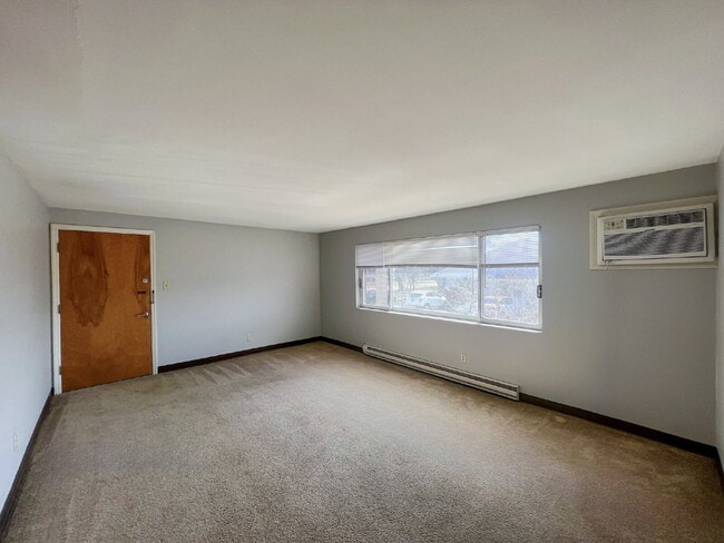 Building Photo - 2BD/1B apartment now available at Colonial Place!