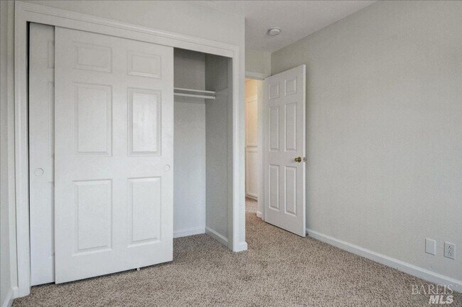 Foto del edificio - Architectural delight! Shows like a model! 4 bedrooms, 2 full baths.