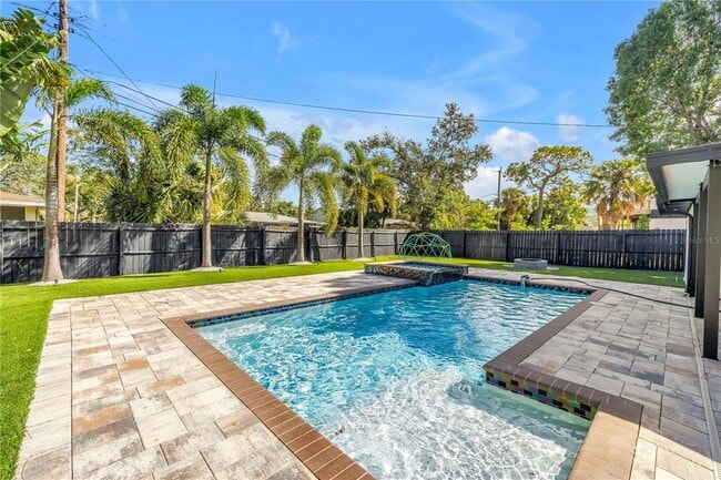 Foto del edificio - 4891 Venetian Blvd NE