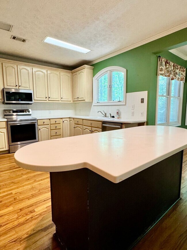 Building Photo - Charming Home Available Now!