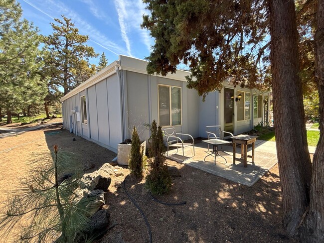 Foto del edificio - Garden-Style Condo in the Heart of Bend!