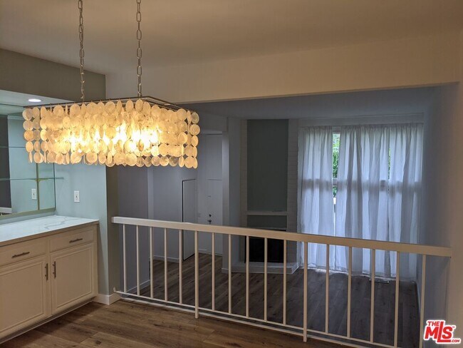 Building Photo - 1660 Palisades Dr