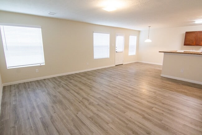 Building Photo - 3211 Gold Star Dr