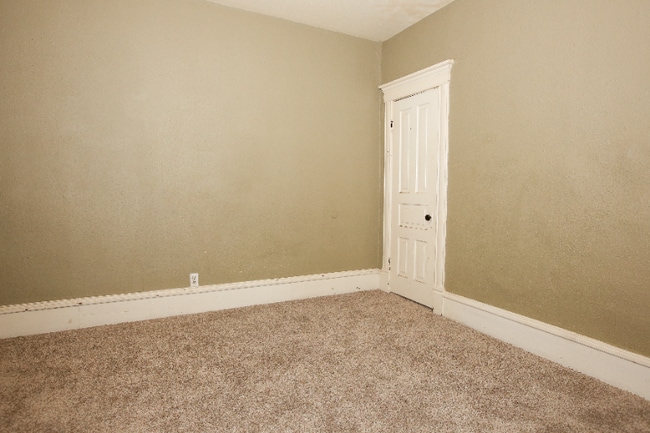 Building Photo - 644 Van Buren St NE