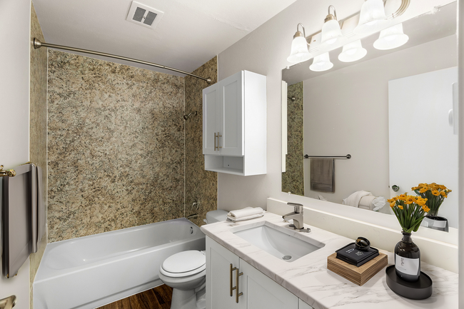 Experimente la elegancia y la comodidad de este espacio de baño cuidadosamente diseñado. - Chambers Pointe Apartments