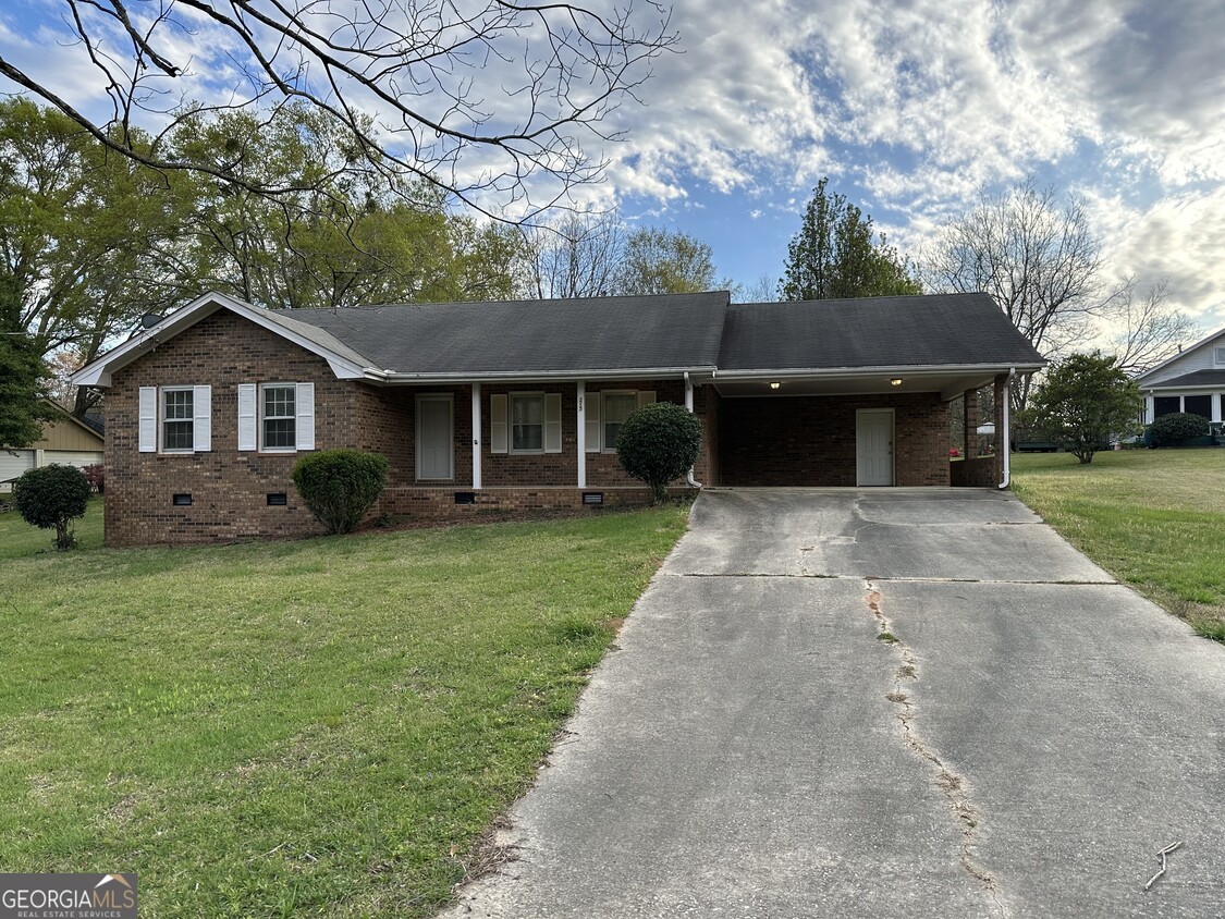 Foto principal - 215 Fayetteville Rd