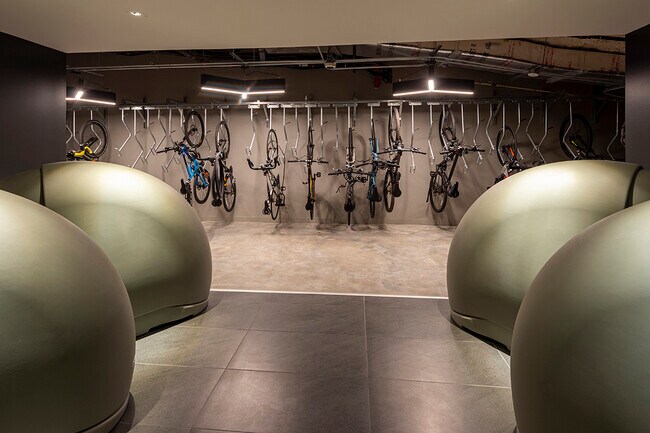 Foto del edificio - Chic 2-Bedroom Sanctuaries: Your Urban Esc...