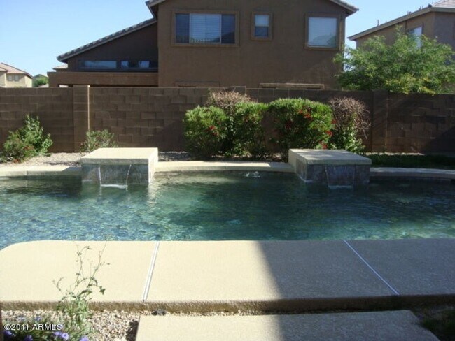 Building Photo - Surprise rental with a pool!