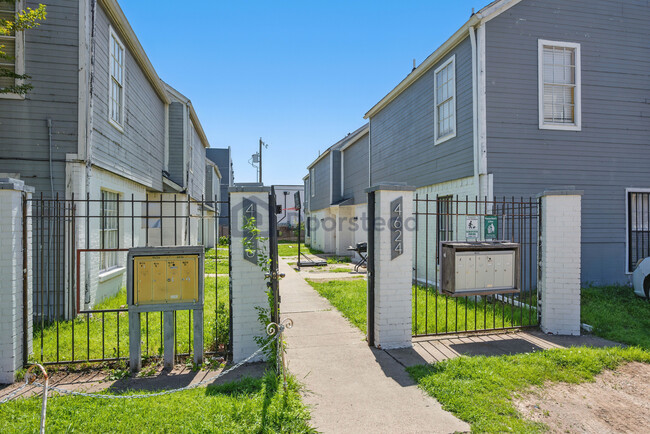 Building Photo - 4626 San Jacinto St