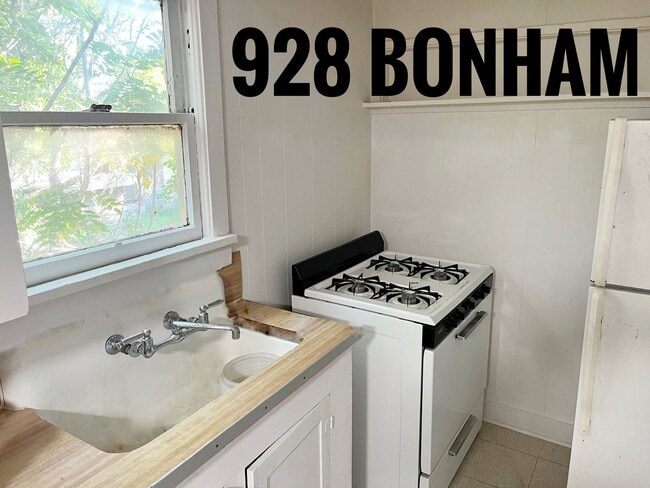 Foto del edificio - 928 S Bonham above garage apartment 1/2 of...
