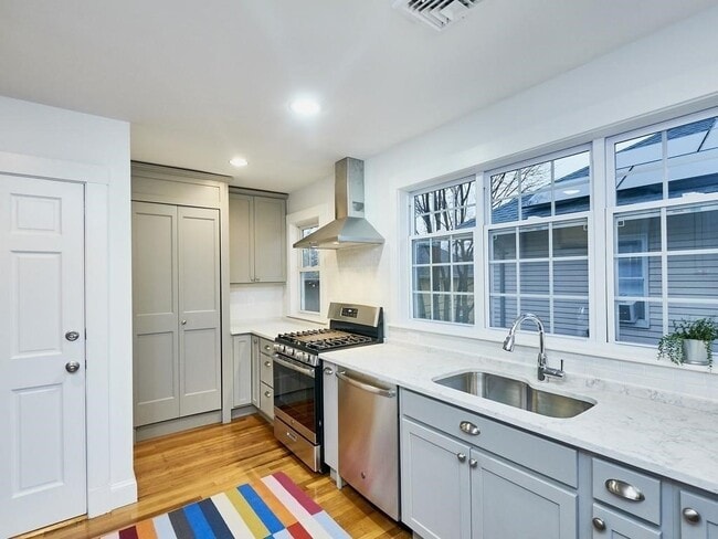 Building Photo - 35 Roseway St