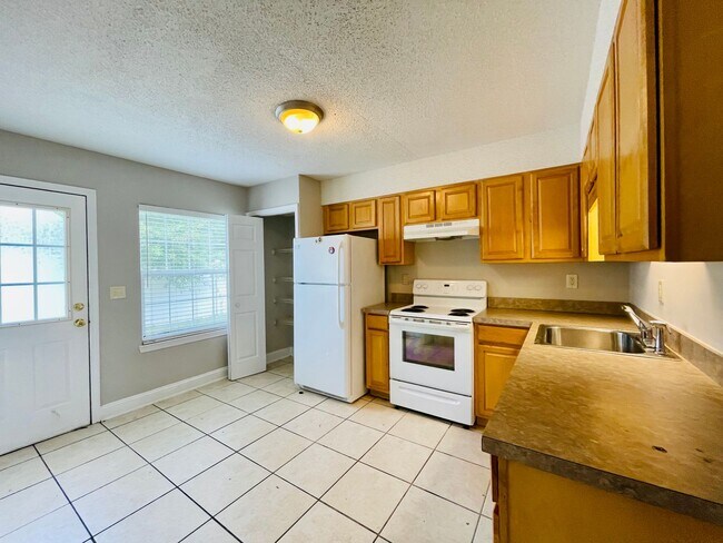 Foto del edificio - NEWLY RENOVATED 2bd/1.5ba Townhome super close to CMC, HGTC and CCU! Some utilities included!