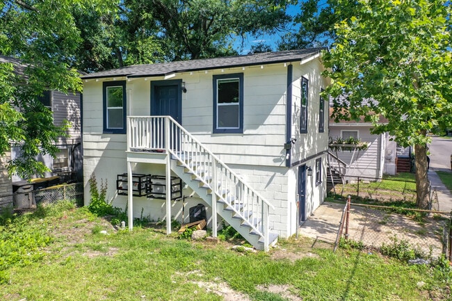 Building Photo - 844 Tyler St