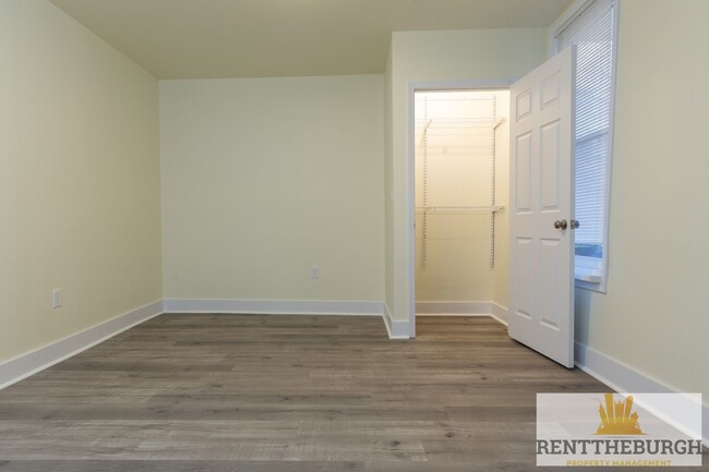 Foto del edificio - Updated 4BR 2 Full Bath House with Parking!