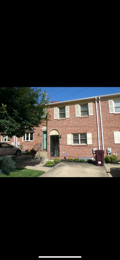 Primary Photo - 704 Woodlawn Ave