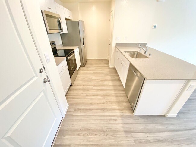 Building Photo - STUNNING LIKE NEW TOWNHOME 3 BEDROOM / 2.5...