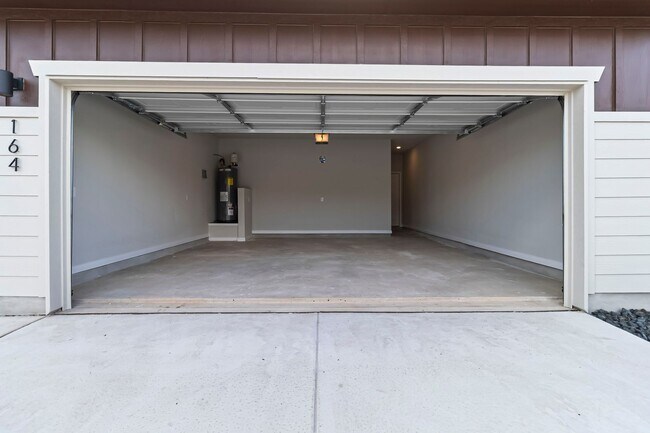 Foto del edificio - Brand New Amanda Park Townhome | 3 Bed, Private Yard & Modern Finishes