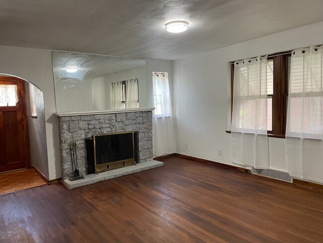 Building Photo - 715 E Jackson Rd
