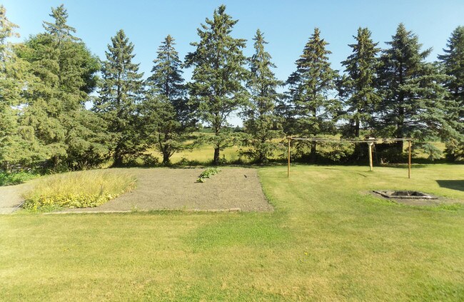 Building Photo - Country Home on 1 Acre!