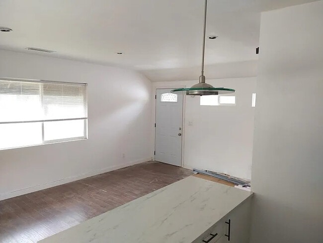 Foto del edificio - 7046 Enfield Ave