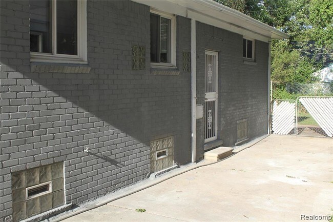 Building Photo - 15760 Greenfield Rd