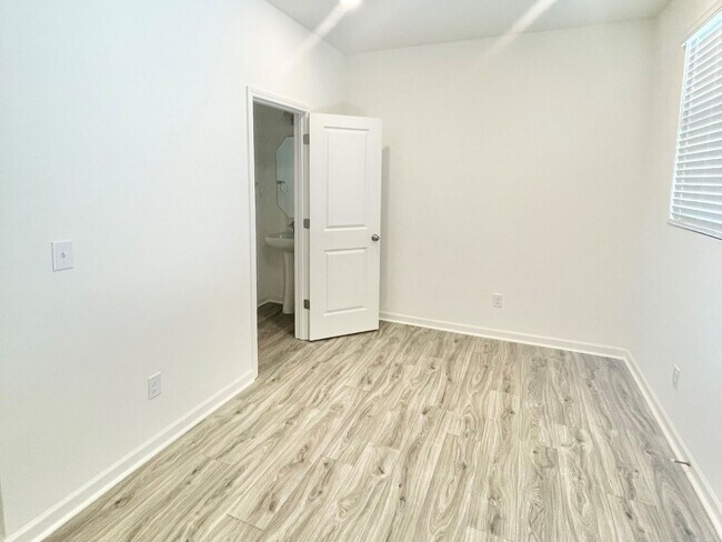 Foto del edificio - 3 br 2.5 ba townhome, covered front porch ...